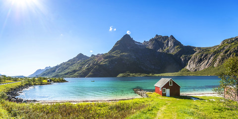 Papier peint photo Lofoten Cabane isolée du Trollfjord, Norvège  © Sina Ettmer