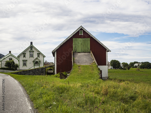 Casas típicas con entrada de césped en Skjong, província de Møre og Romsdal, Noruega, verano de 2017