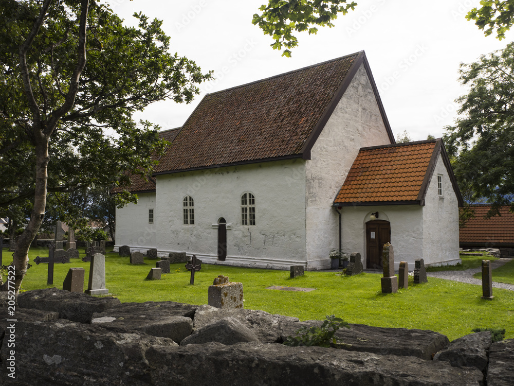 Cruces de un cementerio en Skjong, província de Møre og Romsdal, Noruega, verano de 2017