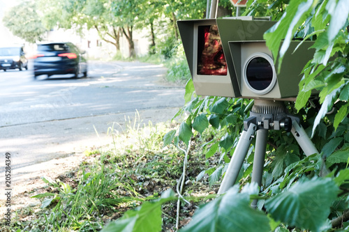 Polizei Blitzer versteckt, Geschwindigkeitsüberwachung photo