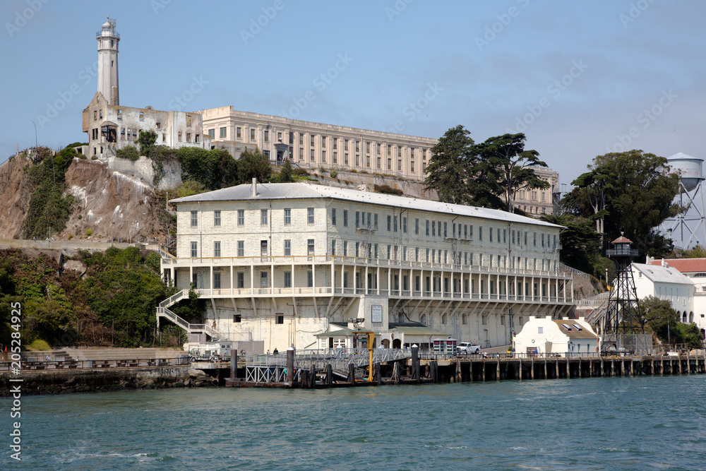 Das berüchtigte Gefängnis Alcatraz auf einer kleinen Insel in der Bay von San Francisco gesehen von der Fähre aus