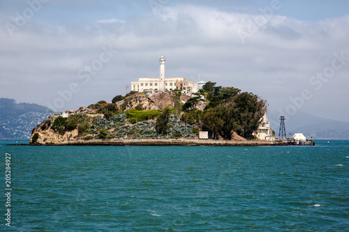 Das berüchtigte Gefängnis Alcatraz auf einer kleinen Insel in der Bay von San Francisco gesehen von der Fähre aus