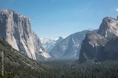 Der Berg El Capitan mit glatter steiler Wand ragt mit seiner Schönheit blauen Himmel des Yosemite Park. 