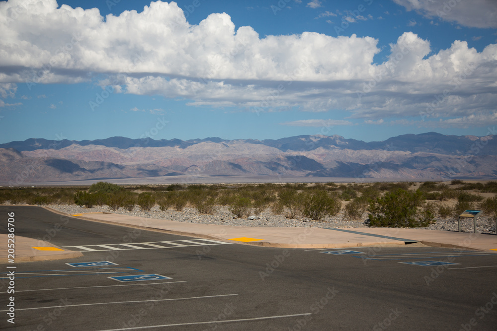 Strassenkreuzung im extrem heissen Death Valley mit blauem Himmel und Wolkenbänder