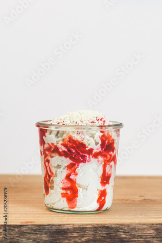 hausgemachtes spaghettieis vegan und glutenfrei in einem glas auf dem tisch photo