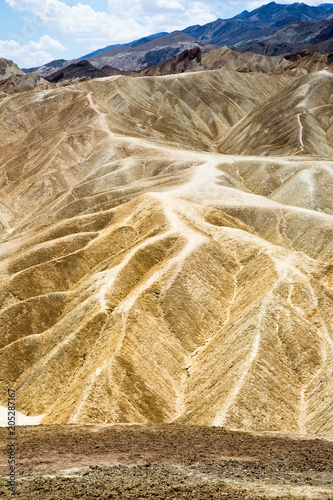 Der Zabriskie Point ist ein Aussichtspunkt im Gebiet des Gebiets Amargosa Range im Death-Valley-Nationalpark, der für seine bizarren Erosionslandschaften um den ehemaligen Lake Manly bekannt ist