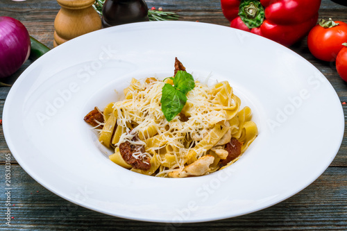 Pasta with chicken and sun-dried tomatoes