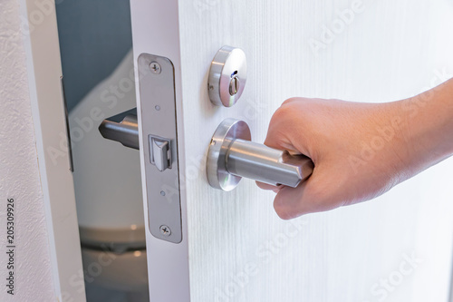 Canvastavla トイレの扉を開ける