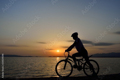 夕日の湖畔・マウンテンバイク  © godfather