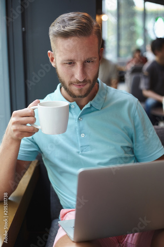 Tapety artystyczne Guy in cafe