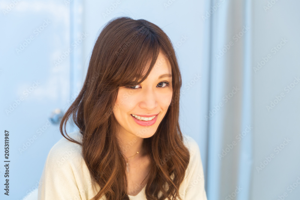 笑顔の女性