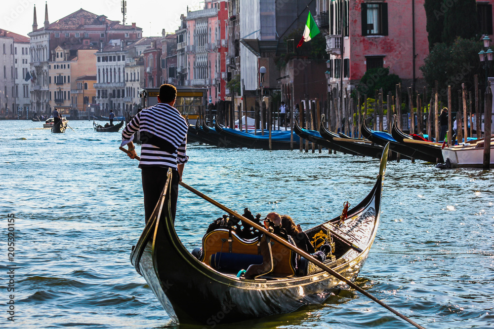 Venice Buildings and Boat Traffic - obrazy, fototapety, plakaty 