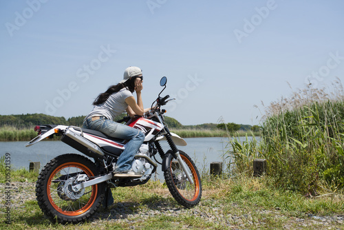オートバイに乗る女性