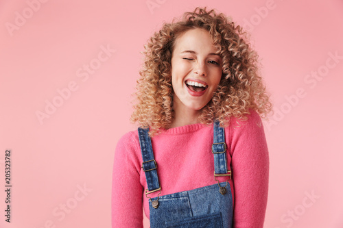 Foto Close up portrait of smiling young girl with curly hair