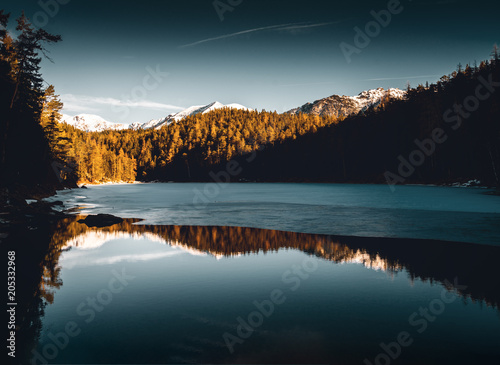Sonnenaufgang am Eibsee in den bayerischen Alpen 