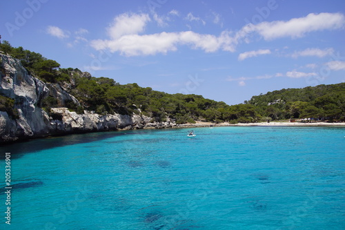 Magnifique calanque aux eaux turquoises sur l'île de Minorque, Baléares, Espagne © Positif Bonheur