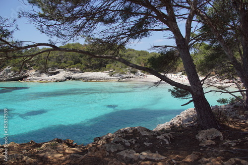 Magnifique calanque aux eaux turquoises sur l'île de Minorque, Baléares, Espagne © Patricia Bella