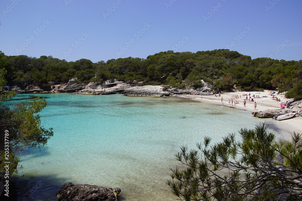 Magnifique calanque aux eaux turquoises sur l'île de Minorque, Baléares, Espagne Magnifique calanque aux eaux turquoises sur l'île de Minorque, Baléares, Espagne