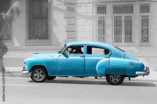 Old Cuban taxi in Havana streets © Les