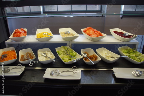 Assortiment de crudités présenté en buffet.