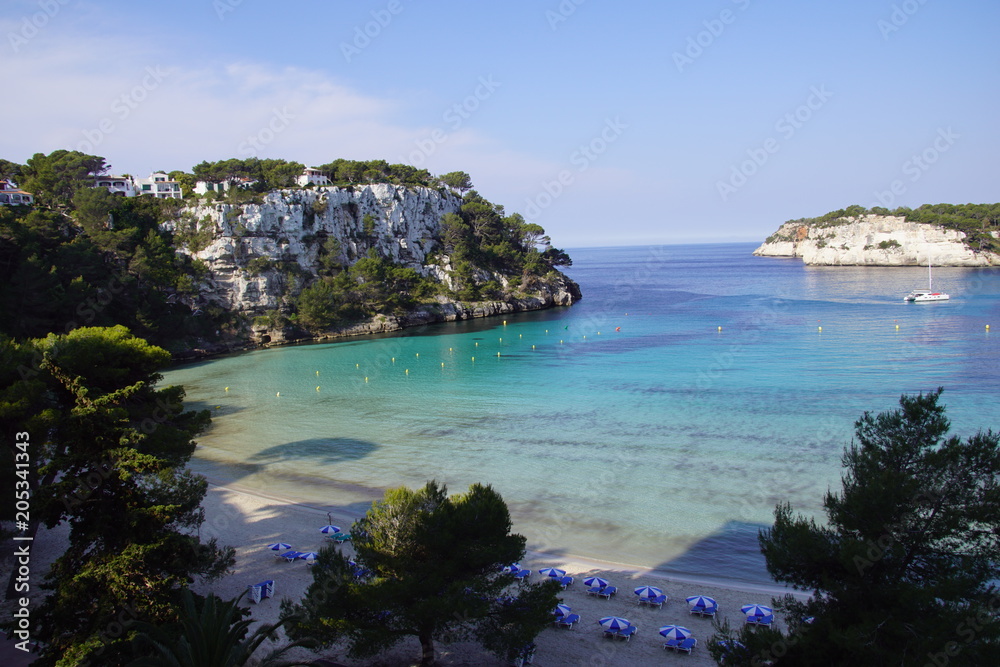 Obraz premium Magnifique plage de Cala Galdana aux eaux turquoises et sable blanc sur l'île de Minorque aux Baléares, Espagne.