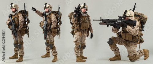 Quadro su tela Soldier in camouflage holding rifle