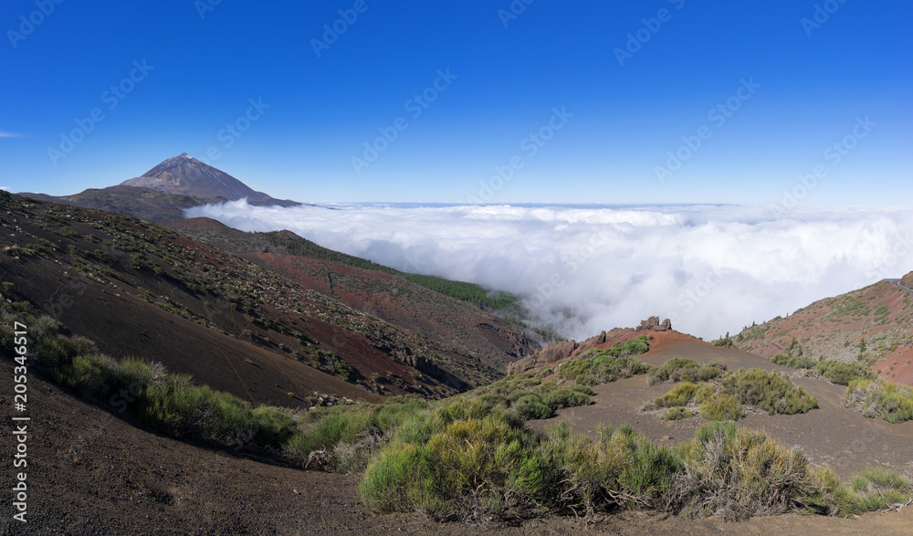 Nationalpark Teneriffa - Landschaft mit Berg Teide und Wolkenmeer über dem Orotava Tal 