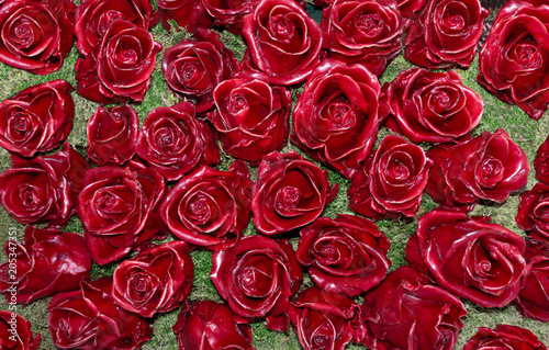 Fototapeta Naklejka Na Ścianę i Meble -  Rote Rosen aus Wachs auf grünem Moos