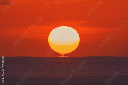 Billede på lærred Sunrise over ocean horizon photographed with big telephoto lens.