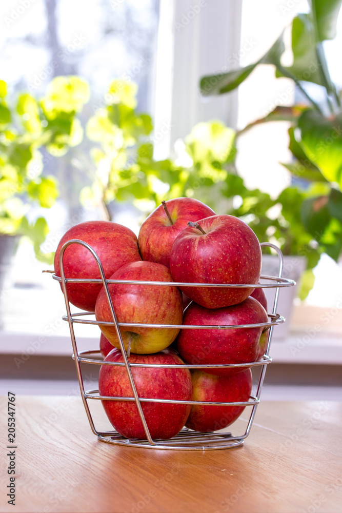 röda äpplen i fruktskål med fönster i bakgrunden Stock Photo | Adobe Stock