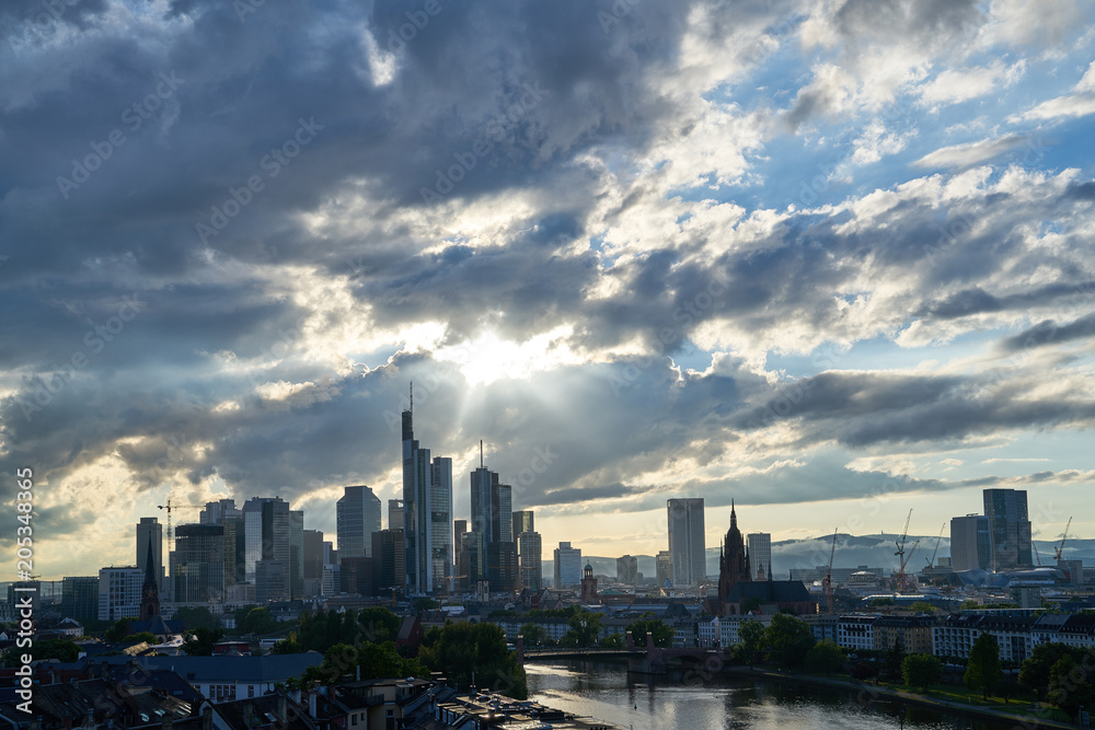 Fototapeta premium Frankfurt am Main Skyline mit vielen Wolken am Himmel