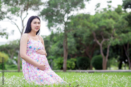 pregnant woman relaxing in the park Free Download pregnant woman relaxing in the park - GFXLoad