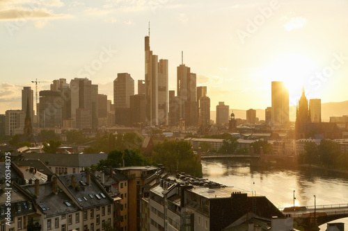 Skyline der Stadt Frankfurt am Main abends mit Sonne