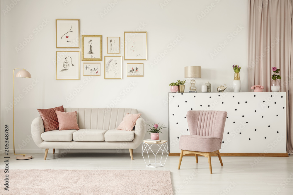 Pink living room with posters - obrazy, fototapety, plakaty 
