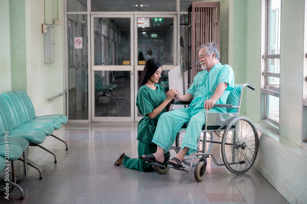 Obraz premium Nurse with patient.