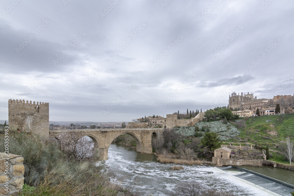 Vista del puente de San Martín sobre el río Tajo en Toledo, España