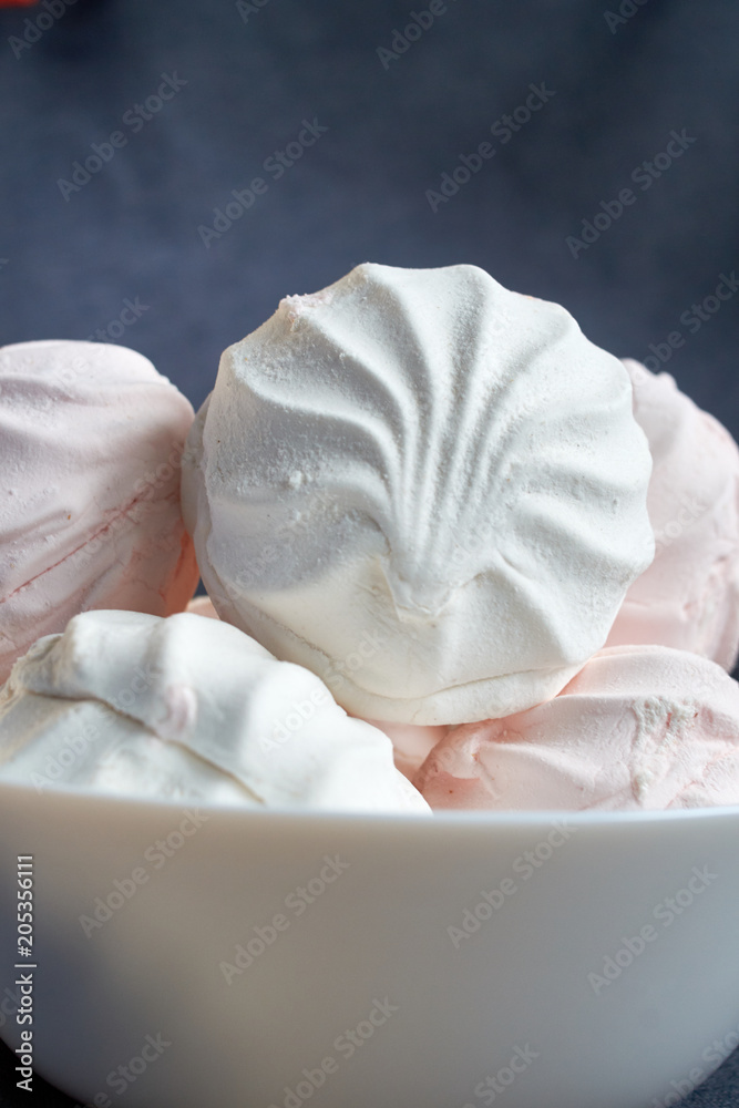 Obraz premium white and pink zephyr close-up on a white plate