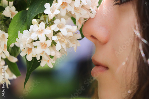 mujer y flores blancas