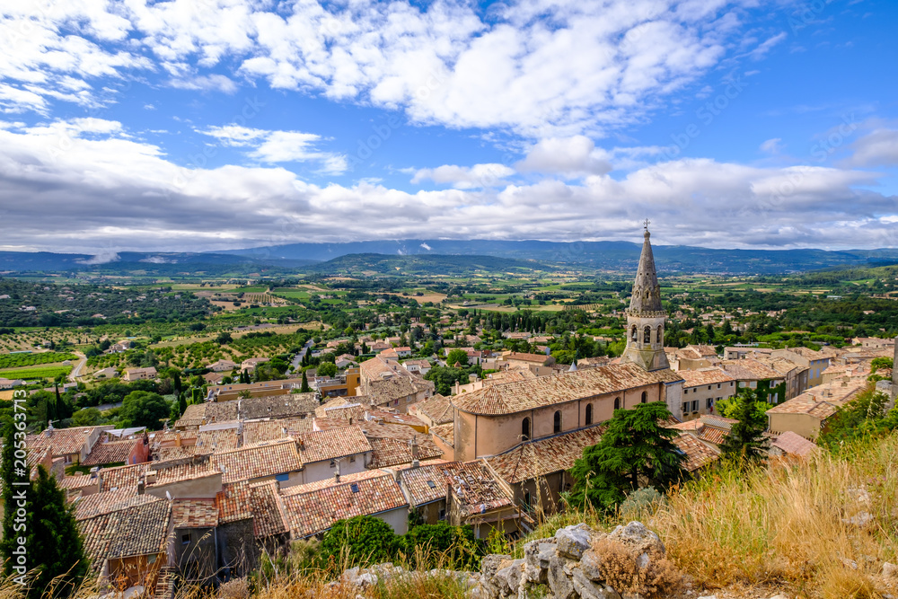 Vue panoramique sur le village de Saint-Saturnin-les-Apt et le parc naturel du Luberon. Provence, France.	