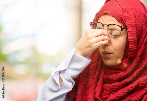 Fotografija Young arab woman wearing hijab with sleepy expression, being overworked and tire