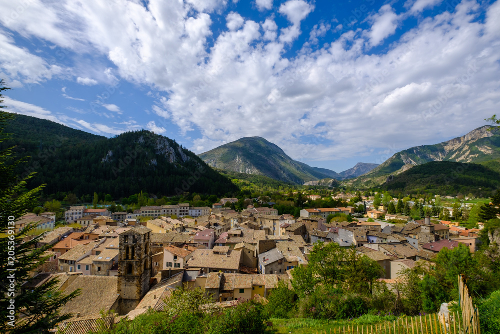 Vue panoramique sur le village de Castellane. Alpes de Haute Provence, France. Printemps, 
