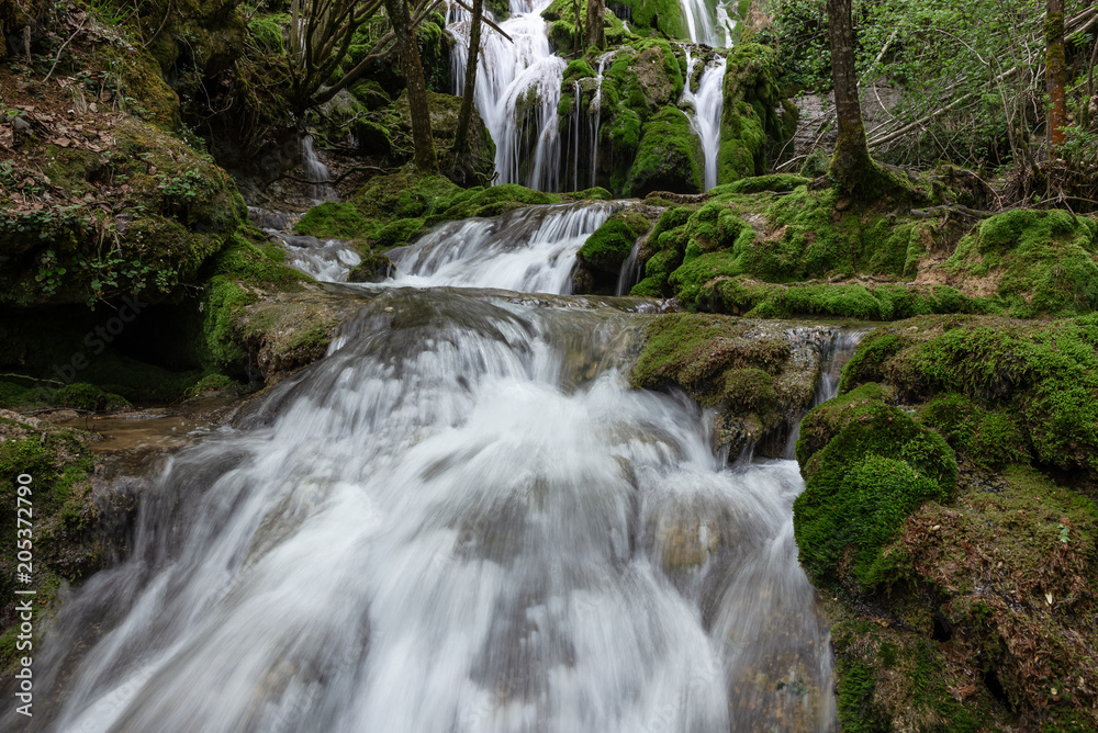 Cascadas de la Tobería en la sierra de Entzia, Euskadi, España Cascadas de la Tobería en la sierra de Entzia, Euskadi, España