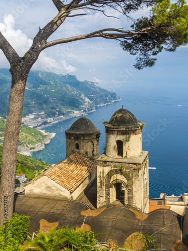 Ausblick auf Küste und Meer mit Pinie und Kirche Chiesa Dell'Annunziata, Ravello, Provinz Salerno, Halbinsel von Sorrent, Amalfiküste, Kampanien, Italien