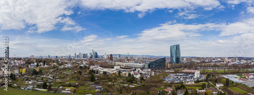 Skyline von Frankfurt mit EZB und Henniger Turm vorne Spargelanbau, Frankfurt am Main, Hessen, Deutschland