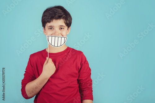 Fotografía niño gracioso y sonriente sobre fondo azul