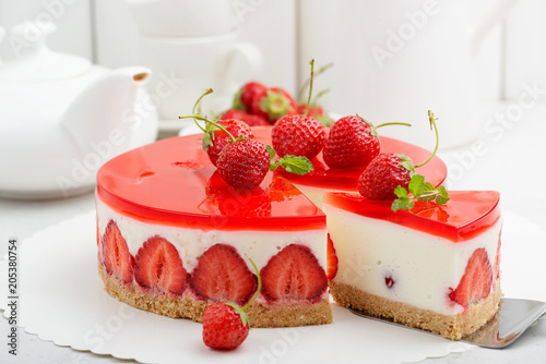 Foto Cold cheesecake with strawberry and strawberry jelly.