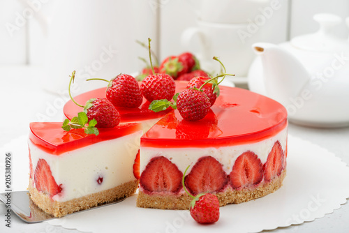 Quadro su tela Cold cheesecake with strawberry and strawberry jelly.