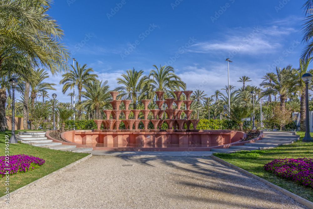 Fuente de agua en el jardín, Palmeral de Elche, en la provincia de Alicante, España. Patrimonio de la Unesco