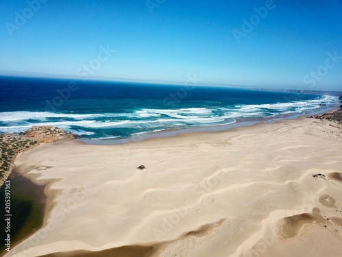 désert de sable et océan