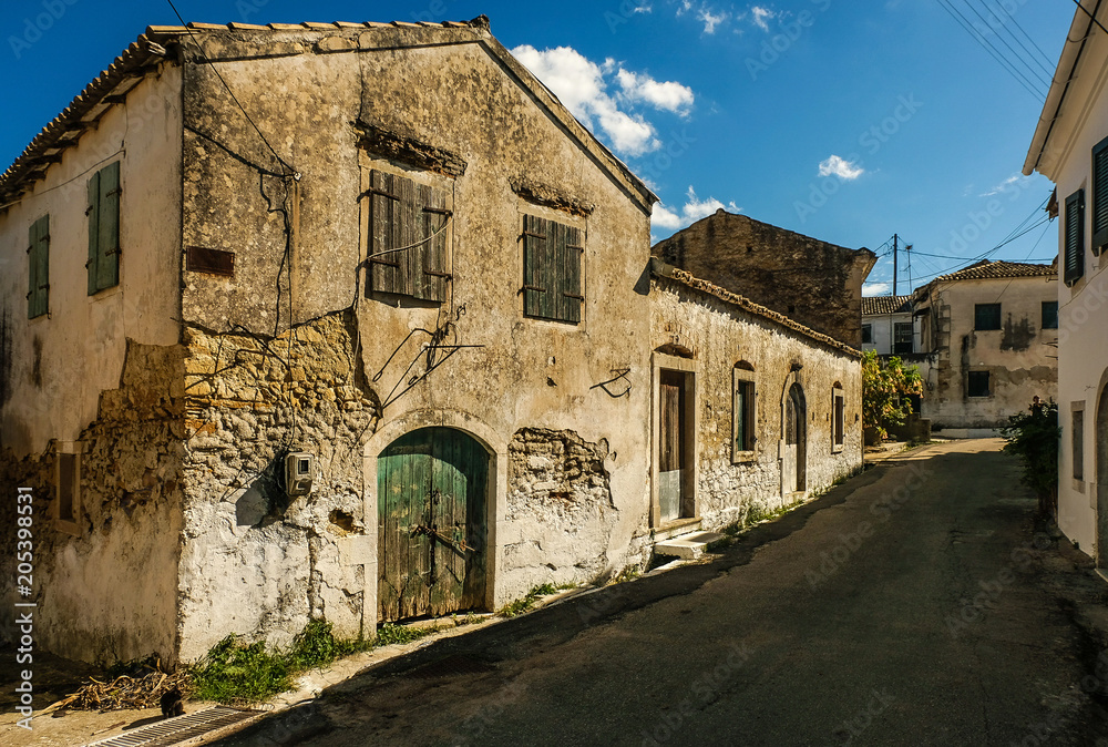 alte Häuser an einer Straße in einem Dorf auf Korfu